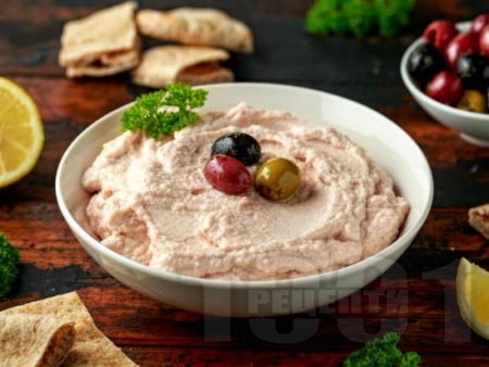 Тарама салата с хайвер от треска, лук, хляб, зехтин и маслини - снимка на рецептата